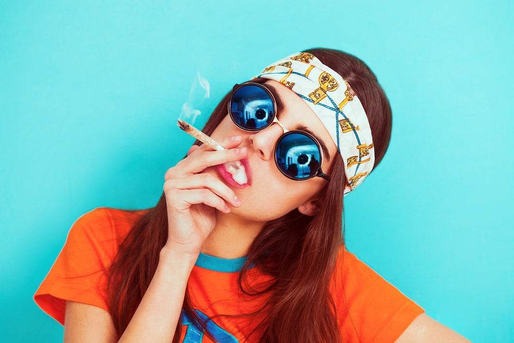 signs of someone smoking marijuana 2
